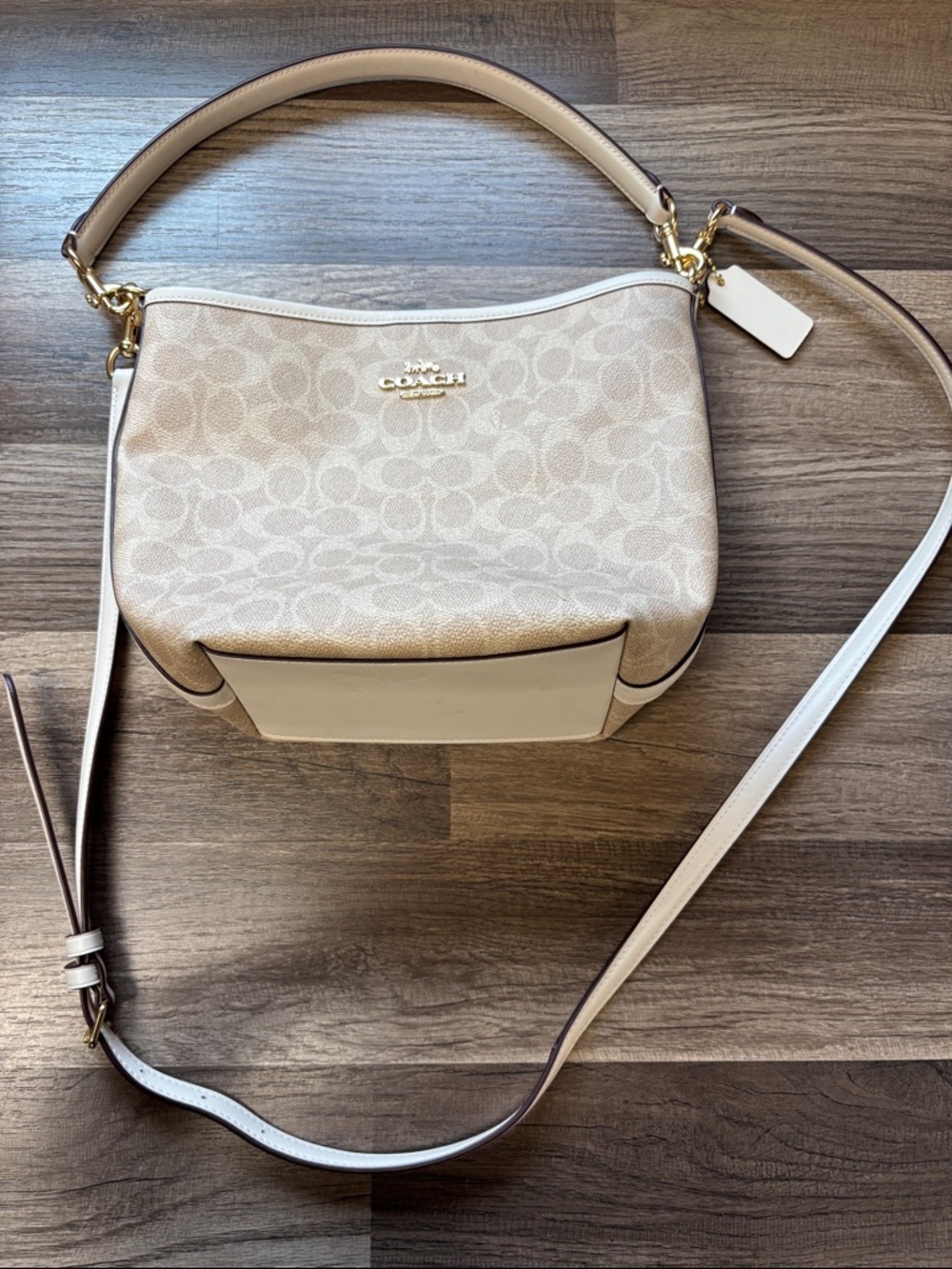 LIKE NEW Coach City Bucket Bag in Signature Canvas - Picture 2 of 13